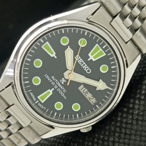 Seiko Other - Vintage 1985 Seiko Automatic Mens Silver Watch W/daydate & Green accents